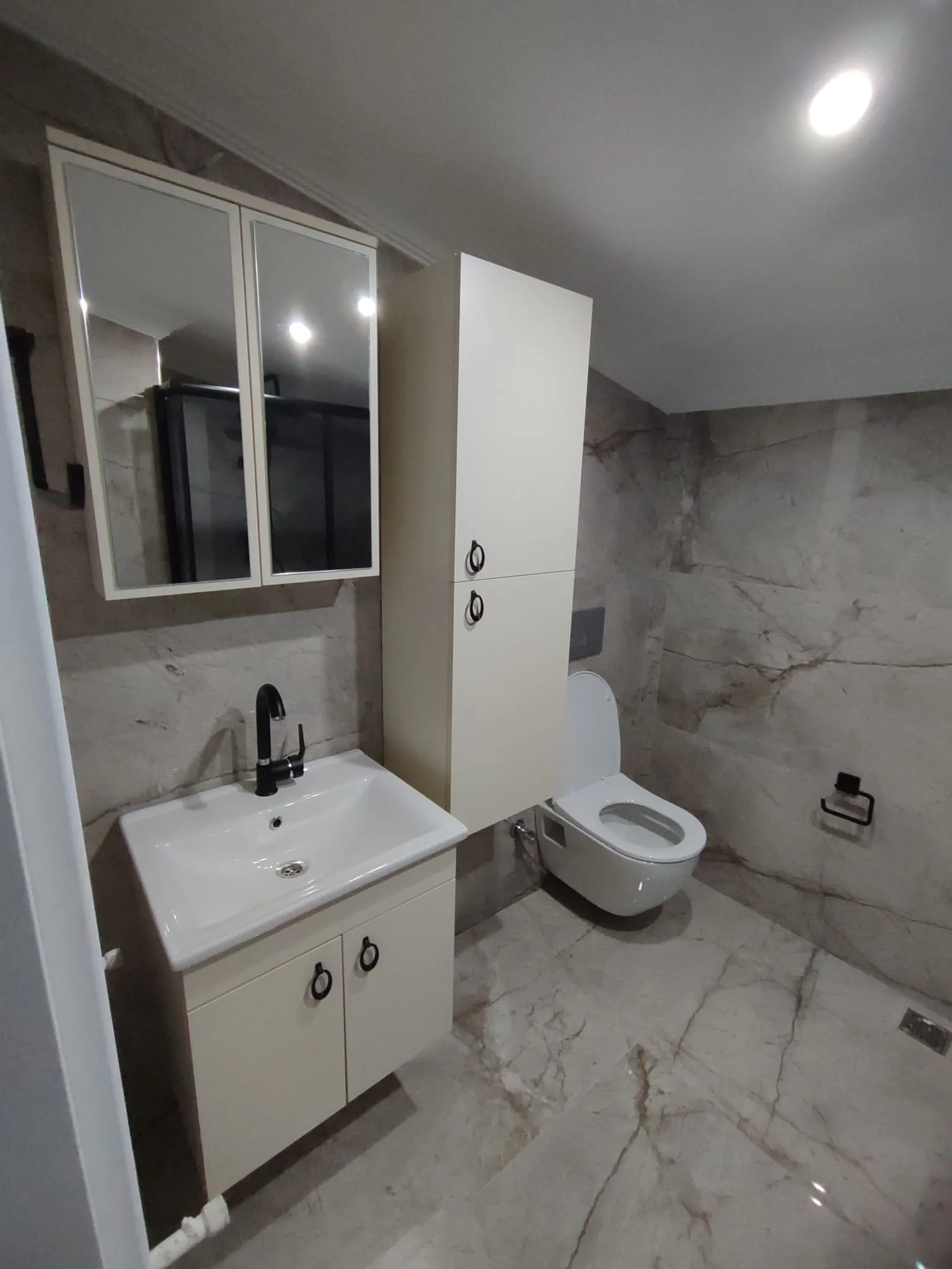 Gardırop ve Banyo Dolabı Kombinasyonu